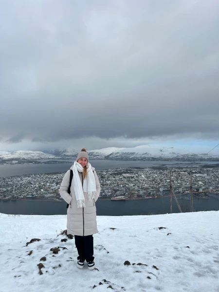 Norwegen – ein Ort, an dem der Himmel tanzt und die Zeit stillzustehen scheint.