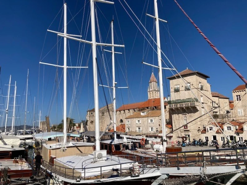Motoryacht-Kreuzfahrt  vor der Küste Kroatiens