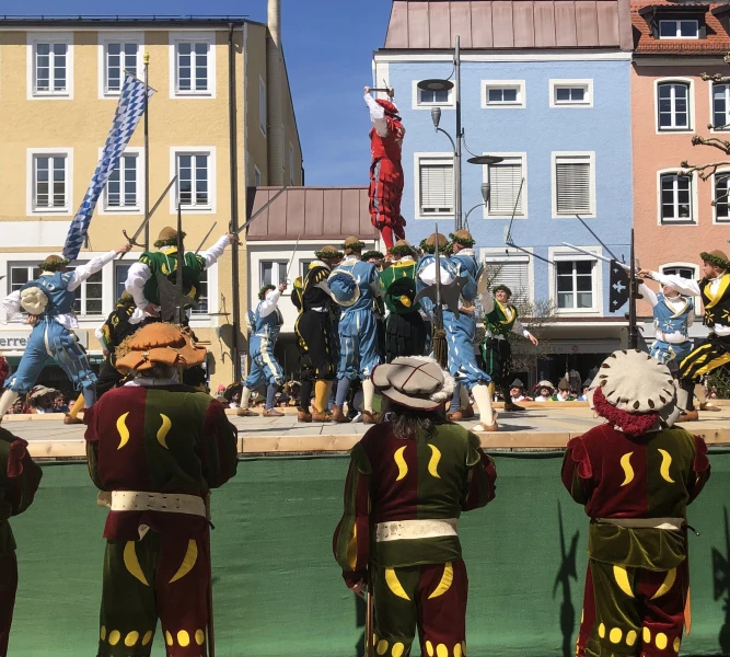 Traunstein:Traditioneller Georgiritt u Schwerttanz